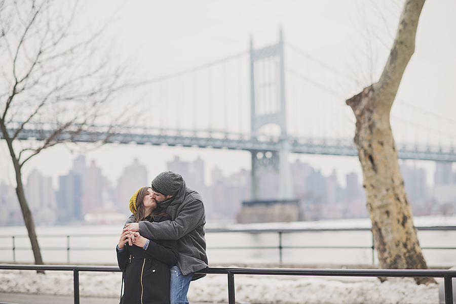 couple kissing by triboro bridge