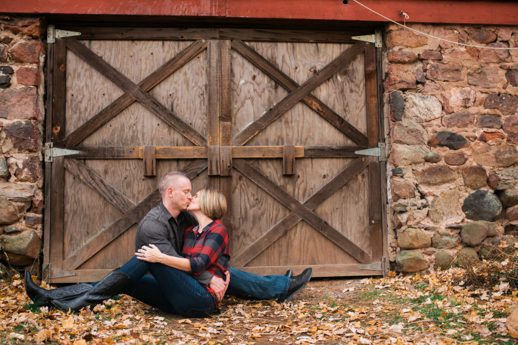 Oyster-Bay-Couple-Photographer-couple-barn