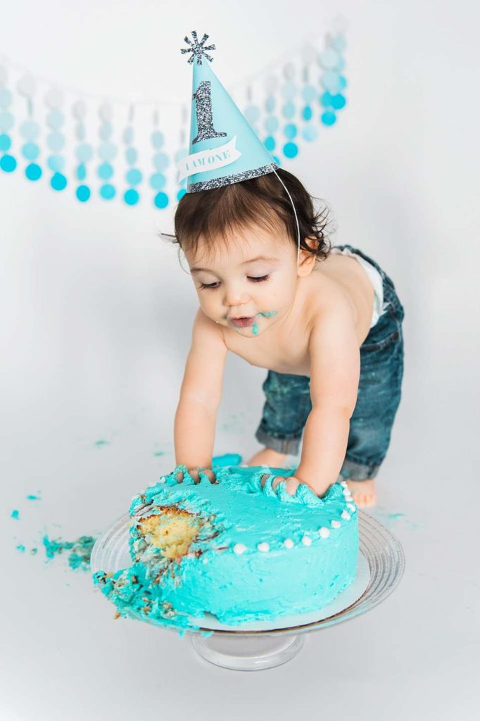 Long Island Cake Smash attacking the cake