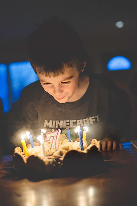 Three tips for better photos of your kids candle light