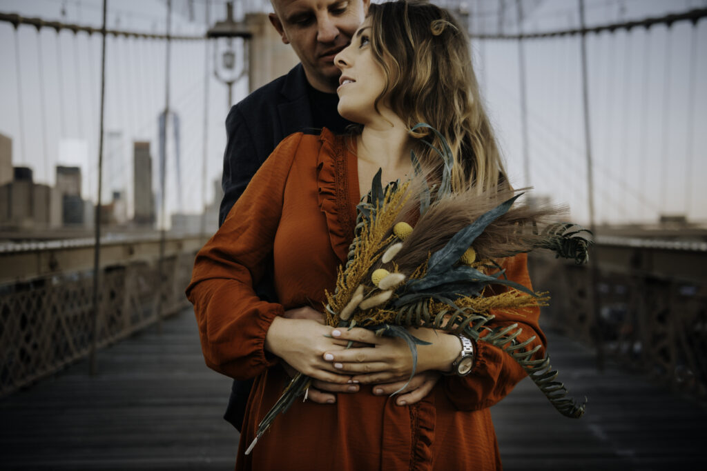 How to Get Romantic Brooklyn Bridge Photos couple