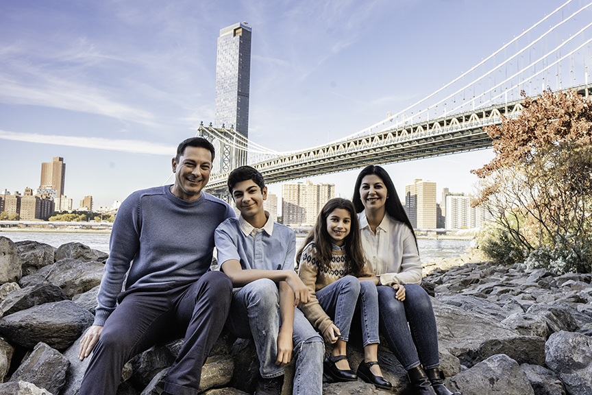 New York city family photos at Brooklyn Bridge on the rocks