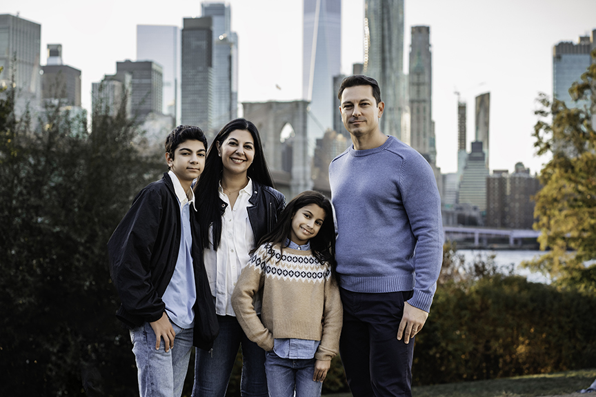 New York city family photos at Brooklyn Bridge manhattan sky lihne