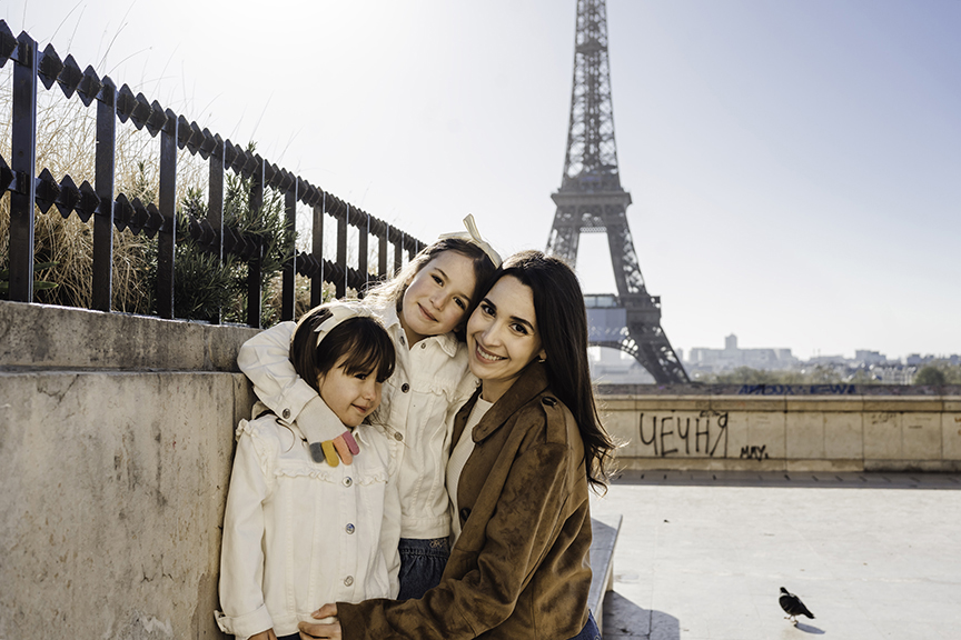 Special Springtime Girl Mom Photos in Paris hugs
