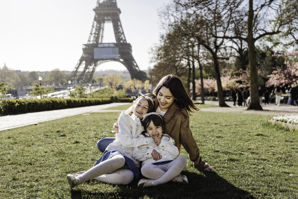 Special Springtime Girl Mom Photos in Paris sweet